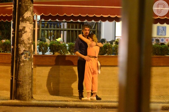 Letícia Colin e Michel Melamed passearam de mãos dadas e trocaram carinhos em bairro da zona sul do Rio neste domingo, 13 de novembro de 2016