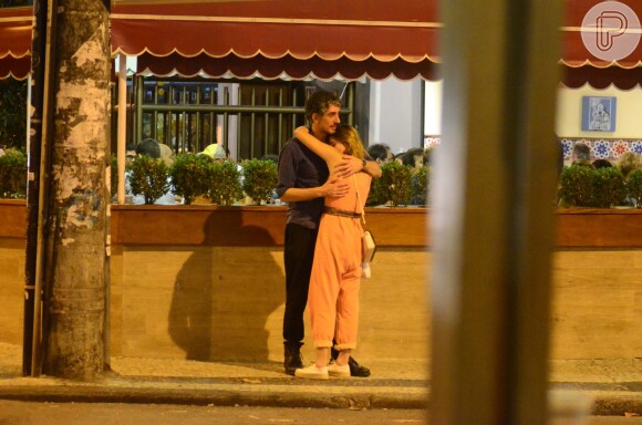 Letícia Colin e Michel Melamed passearam de mãos dadas e trocaram carinhos em bairro da zona sul do Rio neste domingo, 13 de novembro de 2016