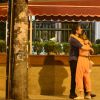 Letícia Colin e Michel Melamed passearam de mãos dadas e trocaram carinhos em bairro da zona sul do Rio neste domingo, 13 de novembro de 2016