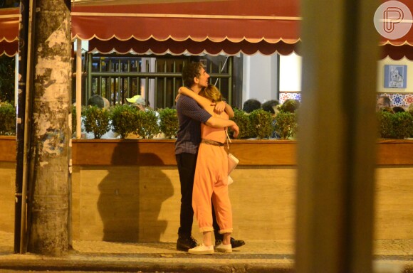 Letícia Colin e Michel Melamed passearam de mãos dadas e trocaram carinhos em bairro da zona sul do Rio neste domingo, 13 de novembro de 2016