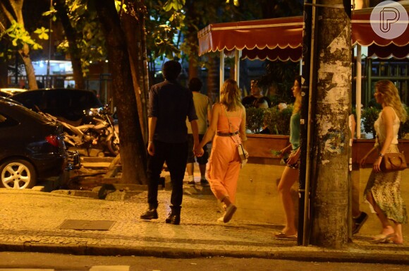 Letícia Colin e Michel Melamed passearam de mãos dadas e trocaram carinhos em bairro da zona sul do Rio neste domingo, 13 de novembro de 2016