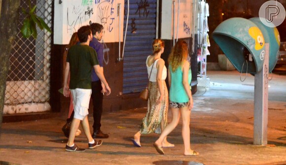 Letícia Colin e Michel Melamed passearam de mãos dadas e trocaram carinhos em bairro da zona sul do Rio neste domingo, 13 de novembro de 2016