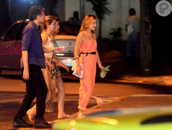 Letícia Colin e Michel Melamed passearam de mãos dadas e trocaram carinhos em bairro da zona sul do Rio neste domingo, 13 de novembro de 2016