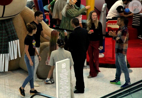 Cauã Reymond e Mariana Goldfarb fizeram compras neste domingo, 13 de novembro de 2016, em um shopping do Rio