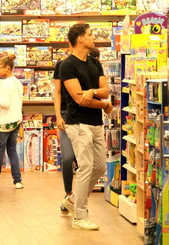 Cauã Reymond e Mariana Goldfarb fizeram compras neste domingo, 13 de novembro de 2016, em um shopping do Rio