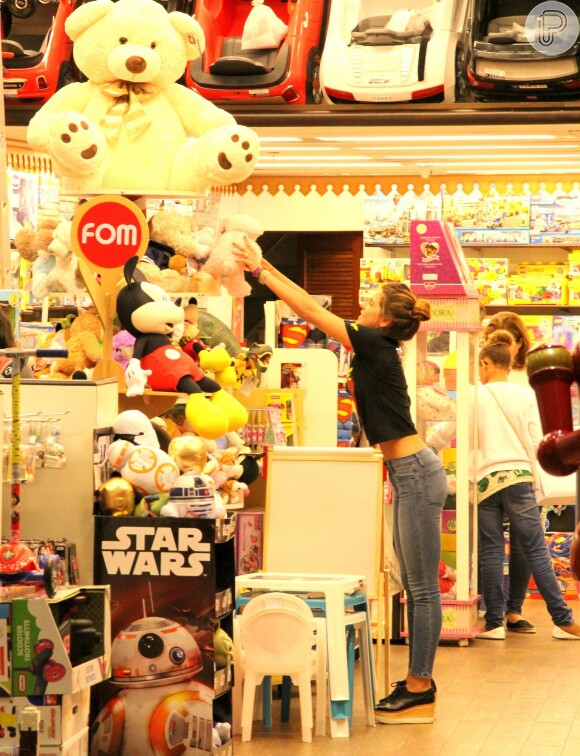 Cauã Reymond e Mariana Goldfarb fizeram compras neste domingo, 13 de novembro de 2016, em um shopping do Rio