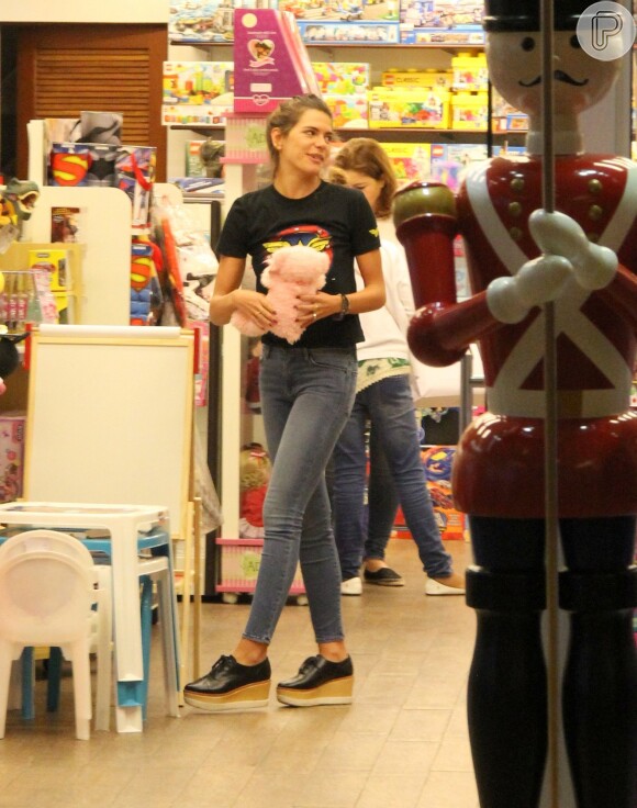 Cauã Reymond e Mariana Goldfarb fizeram compras neste domingo, 13 de novembro de 2016, em um shopping do Rio