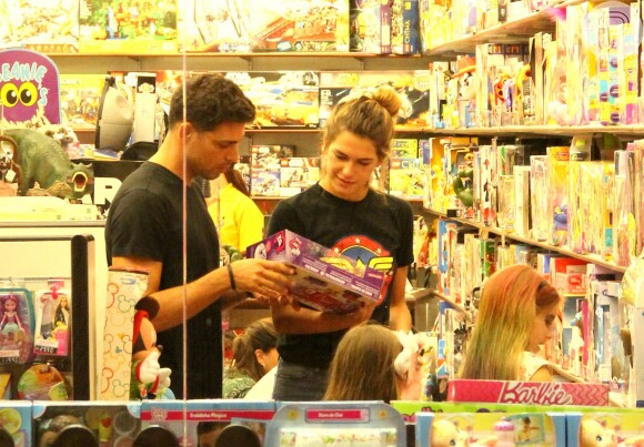 Cauã Reymond e Mariana Goldfarb fizeram compras neste domingo, 13 de novembro de 2016, em um shopping do Rio