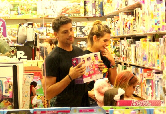 Cauã Reymond e Mariana Goldfarb fizeram compras neste domingo, 13 de novembro de 2016, em um shopping do Rio