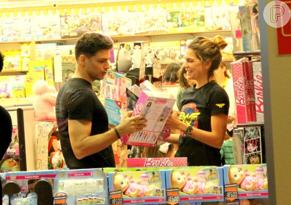 Cauã Reymond e Mariana Goldfarb fizeram compras neste domingo, 13 de novembro de 2016, em um shopping do Rio