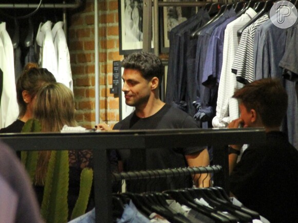 Cauã Reymond e Mariana Goldfarb fizeram compras neste domingo, 13 de novembro de 2016, em um shopping do Rio