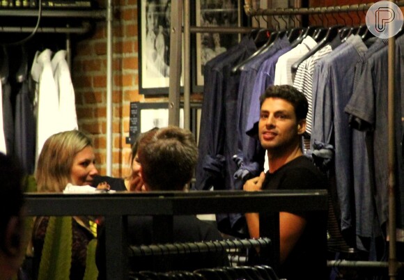 Cauã Reymond e Mariana Goldfarb fizeram compras neste domingo, 13 de novembro de 2016, em um shopping do Rio