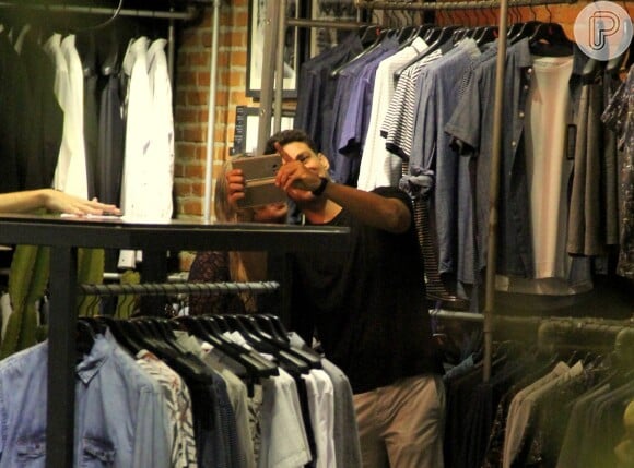 Cauã Reymond e Mariana Goldfarb fizeram compras neste domingo, 13 de novembro de 2016, em um shopping do Rio