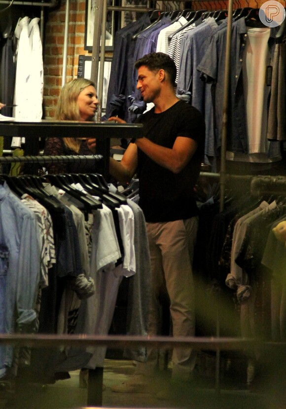 Cauã Reymond e Mariana Goldfarb fizeram compras neste domingo, 13 de novembro de 2016, em um shopping do Rio