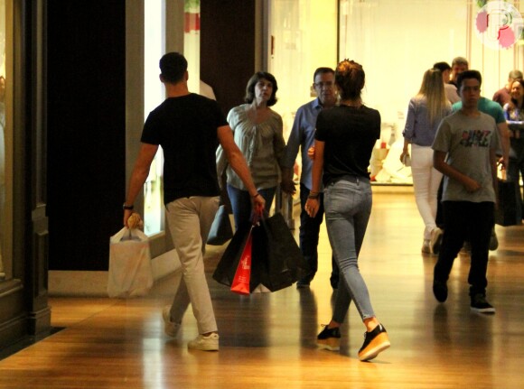 Cauã Reymond e Mariana Goldfarb fizeram compras neste domingo, 13 de novembro de 2016, em um shopping do Rio