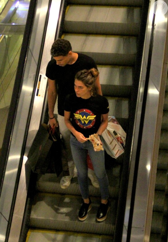 Cauã Reymond e Mariana Goldfarb fizeram compras neste domingo, 13 de novembro de 2016, em um shopping do Rio