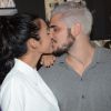 Bruno Gissoni trocou beijos com a namorada, Yanna Lavigne, em estreia de peça