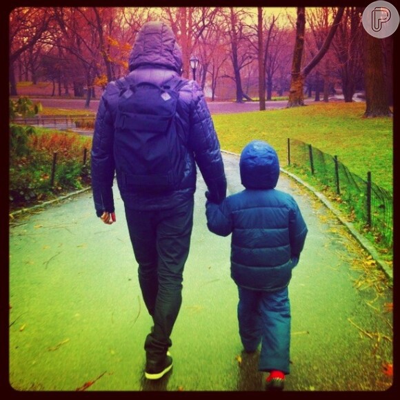 Cássio Reis passeia no Central Park com o filho, Noah, de 5 anos, em Nova York