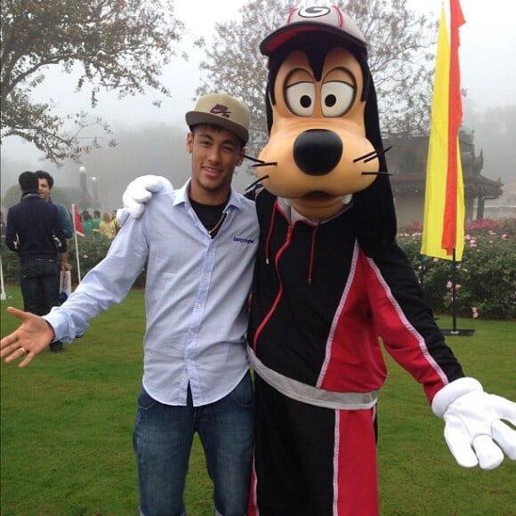 Neymar tira foto com o Pateta na Disney em Orlando, nos Estados Unidos