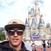Neymar posa em frente ao castelo do Mickey, onde visitou com a família, em dezembro de 2012