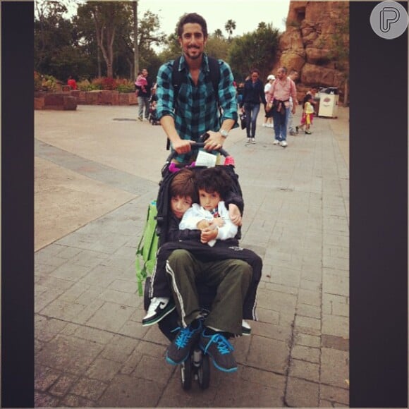Marcos Mion passeia de carrinho com os filhos Romeo, de 7 anos, e Stefano, 2, na Disney