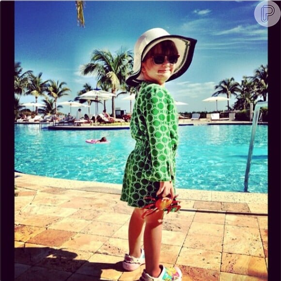 Rafaella posa toda estilosa para uma tarde na piscina em Miami
