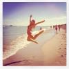 Sabrina Sato tira foto de salto que deu em praia de Miami
