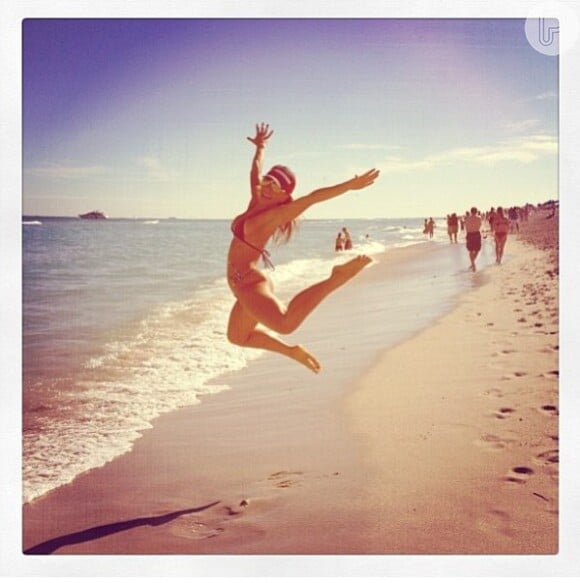 Sabrina Sato tira foto de salto que deu em praia de Miami