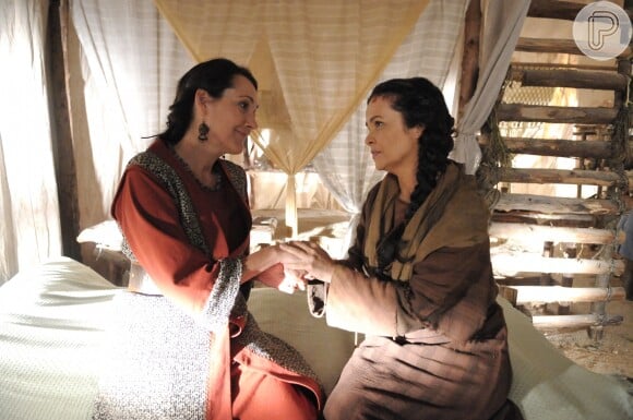 Yana (Luciana Braga) revela ser mãe de Aruna (Thais Melchior), em conversa com Darda (Ana Barrozo), na novela 'A Terra Prometida', na sexta-feira, 25 de novembro de 2016