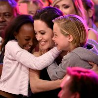 Angelina Jolie enche filhos de presentes após separação de Brad Pitt: 'Carinho'