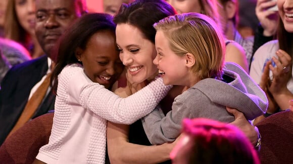 Angelina Jolie enche filhos de presentes após separação de Brad Pitt: 'Carinho'
