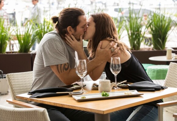 Gui (Vladimir Brichta) e Júlia (Nathalia Dill) se beijam novamente, na novela 'Rock Story'