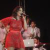 Ivete Sangalo subiu ao palco montado à beira mar da praia de Jatíuca com vestido curto e vermelho