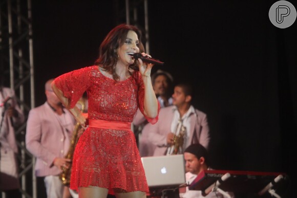 Ivete Sangalo subiu ao palco montado à beira mar da praia de Jatíuca com vestido curto e vermelho