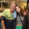 Julia Oristanio vai ao teatro com pai após fim de namoro com Rafael Vitti