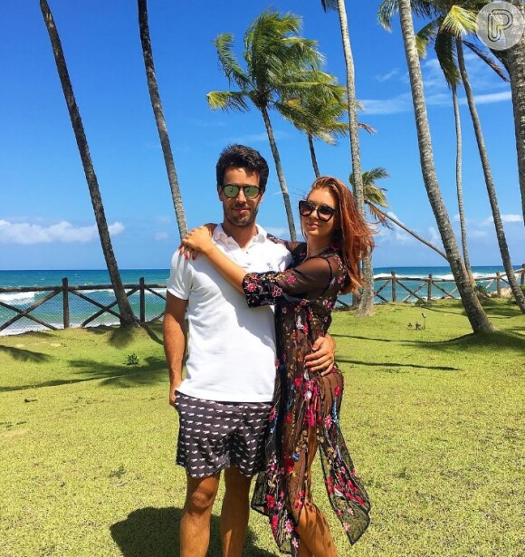 Marina Ruy Barbosa posou com o noivo, Xandinho Negrão, usando saída de praia da grife Zara