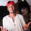 Neymar passou o jogador sozinho, acompanhado apenas de amigos e familiares