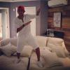 Neymar postou no Instagram um foto onde aparece em cima do sofá de sua casa de praia em Santa Catarina. 'Feliz 2014", legendou o jogador