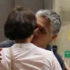 Julia Lemmertz negou namoro com fotógrafo Inti Briones, com quem foi vista em aeroporto: 'Amigos'