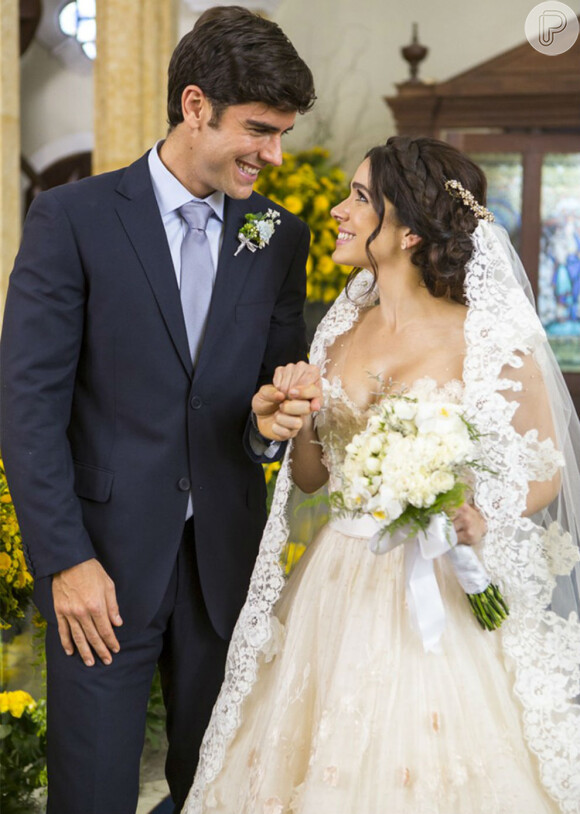 No fim da novela 'Haja Coração', Shirlei (Sabrina Petraglia) e Felipe (Marcos Pitombo) se casaram