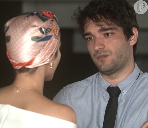 Tiago (Humberto Carrão) diz a Letícia (Isabella Santoni) que se ela não fizer as pazes com a mãe, pode esquecê-lo, na novela 'A Lei do Amor'