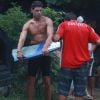Cauã Reymond surfa, tira fotos com fãs e faz exercício em praia do Rio. Fotos foram tiradas nesta quarta-feira, 16 de novembro de 2016