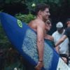 Cauã Reymond surfa, tira fotos com fãs e faz exercício em praia do Rio. Fotos foram tiradas nesta quarta-feira, 16 de novembro de 2016