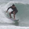 Cauã Reymond surfa, tira fotos com fãs e faz exercício em praia do Rio. Fotos!