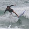 Cauã Reymond surfa, tira fotos com fãs e faz exercício em praia do Rio. Fotos!