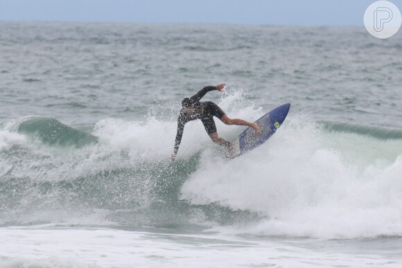 Cauã Reymond mostra habilidade em dia de surf em praia carioca