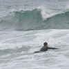 Cauã Reymond aproveita folga na agenda para surfar no Rio