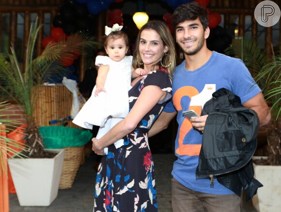 Maria Flor, filha de Deborah Secco e Hugo Moura, conheceu ao lado da mãe o trabalho do Projeto Tamar