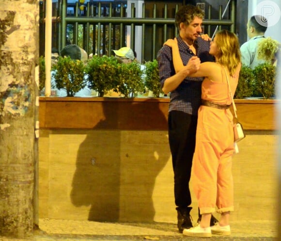 Letícia Colin e o namorado, Michel Melamed, foram fotografados trocando carinhos no Rio de Janeiro