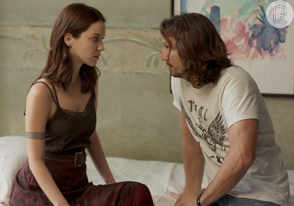 Júlia (Nathalia Dill) consola Gui (Vladimir Brichta), mas não resiste e o beija, na novela 'Rock Story'